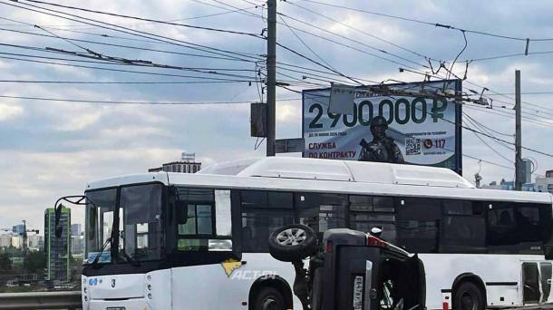 Массовое ДТП на Димитровском мосту в Новосибирске: пять машин и автобус, одна иномарка перевернулась
