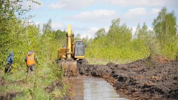 В Осташково достраивают водоотвод вдоль железной дороги