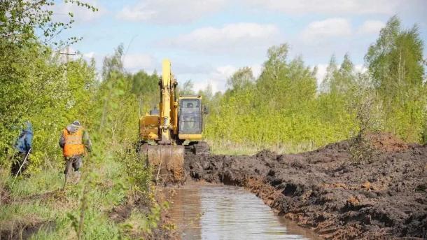 В Осташково достраивают водоотвод вдоль железной дороги