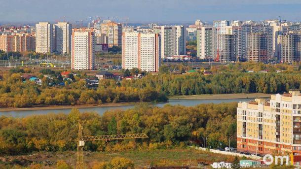В Омске начали косить траву в парках, скверах и вдоль дорог