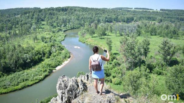 Бирюзовое озеро и водопад: новосибирцам назвали места для отдыха на природе