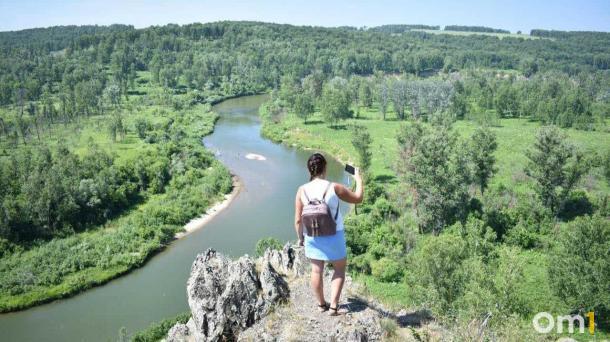 Бирюзовое озеро и водопад: новосибирцам назвали места для отдыха на природе
