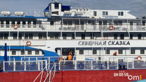 В Омск прибыл круизный теплоход с туристами: как он выглядит?