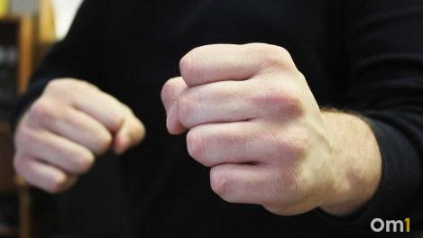Замечание о костре стоило разбитого лица: в Новосибирске восемь подростков избили пенсионера