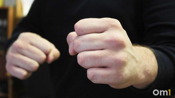 Замечание о костре стоило разбитого лица: в Новосибирске восемь подростков избили пенсионера