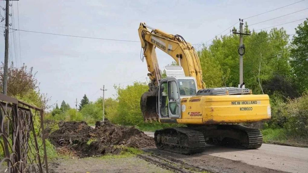 В Осташково вопреки непогоде обустраивают систему водоотвода