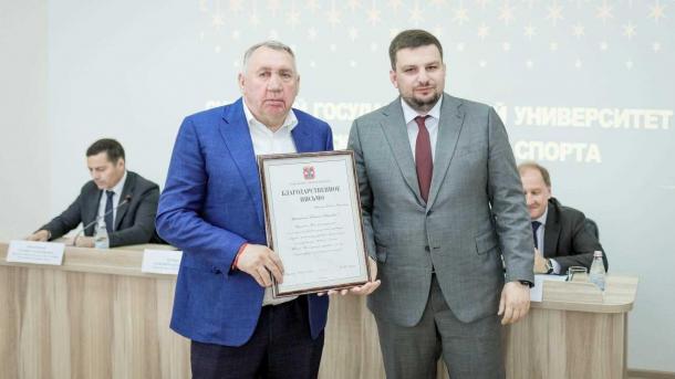 Легендарный омский хоккеист получил благодарственное письмо губернатора