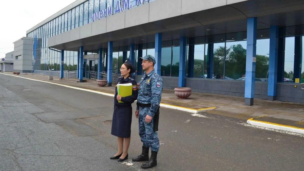Омича, уклонявшегося от алиментов, задержали в аэропорту при возвращении в город