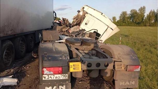 Под Омском насмерть столкнулись два грузовика