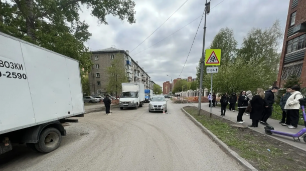 В Новосибирске 12-летний мальчик на электросамокате попал под колёса иномарки