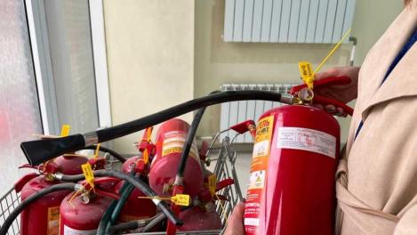 Бесплатно, громко и надёжно: мэрия Новосибирска раздала 90 пожарных извещателей многодетным семьям