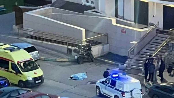 Тело мужчины нашли под окнами 25-этажного дома в Новосибирске