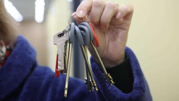 Многодетная семья из Новосибирска получила новую квартиру после шести лет ожидания