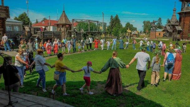 Путин оценил музей «Старина Сибирская» в 200 км от города