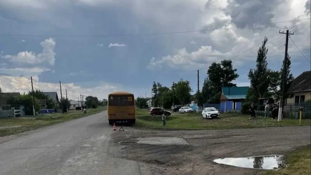 Пятилетний омич на электросамокате врезался в автобус