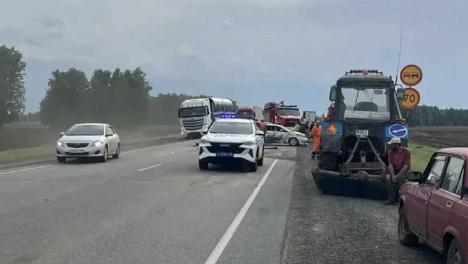 В Омской области водитель грузовика устроил ДТП с пятью автомобилями