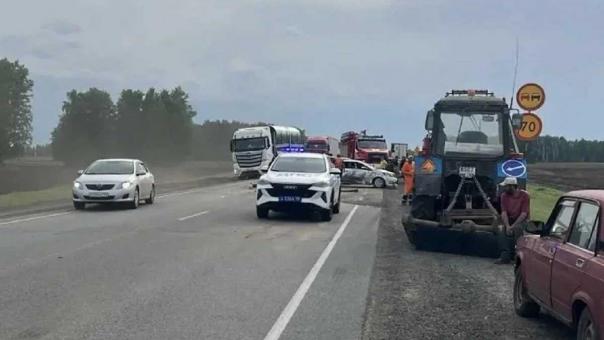 В Омской области водитель грузовика устроил ДТП с пятью автомобилями