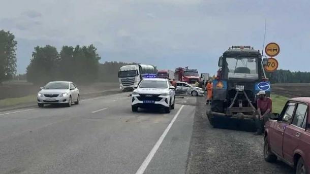 В Омской области водитель грузовика устроил ДТП с пятью автомобилями