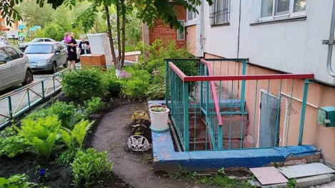 В Омске маленькая девочка погибла после падения из окна