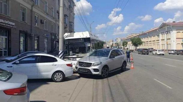 В Омске автобус столкнулся с автомобилем и наехал на припаркованные машины