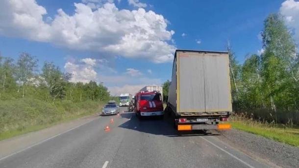 На «трассе смерти» под Омском фура врезалась в два автомобиля: есть погибший