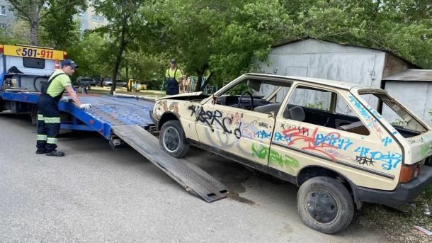 Из омских дворов эвакуировали легендарный автохлам