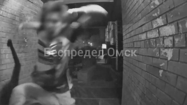 Омич в припадке неизвестно чего избил дверь