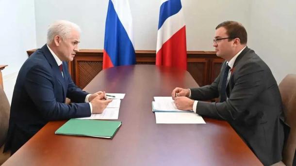 Губернатор Хоценко обсудил с помощником председателя Правительства РФ Хучиевым восстановление севера Омской области и поддержку участников СВО