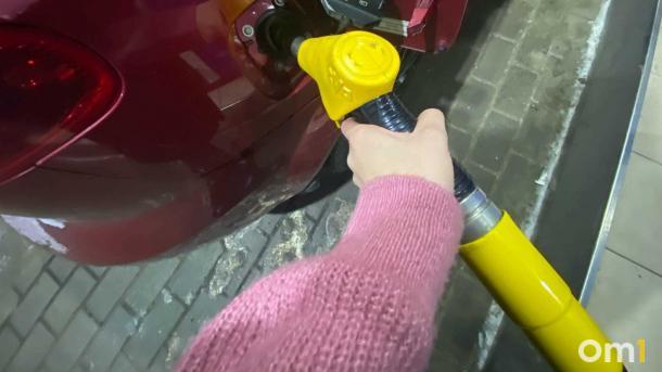 Омичей будут наказывать за разговор по телефону на заправках