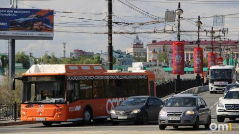 В Омске ограничивают движение транспорта в центре города: карта объезда