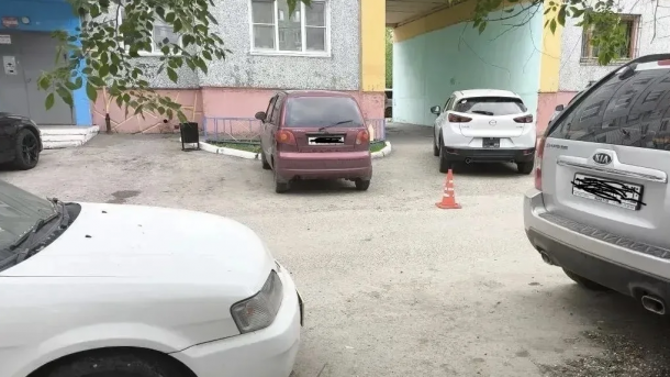 В Омске ребёнок попал под колёса «Лады» во дворе на Левобережье