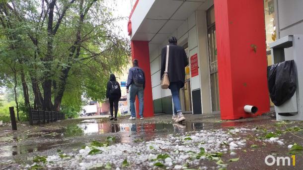 Лето начнётся со штормового ветра: омичей предупредили об опасной погоде