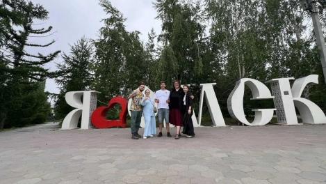 В сквере 30 лет ВЛКСМ детям раздавали бесплатное мороженое и учили играть на барабанах