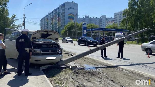 Световая опора стала смертельной: в Новосибирске мужчина погиб в ДТП