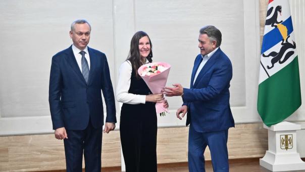 Губернатор Андрей Травников наградил многодетных матерей в Международный день защиты детей
