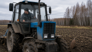 Пришлось остановить технику: тракторист под Новосибирском нашёл снаряд времён ВОВ