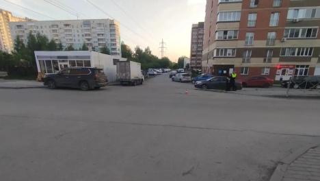 Водитель Hyundai сдавал назад и сбил двух детей во дворе в Новосибирске