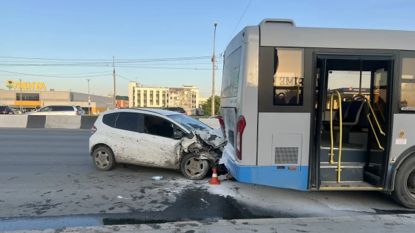 Водителя легковушки увезли в больницу после жёсткого ДТП с автобусом в Новосибирске