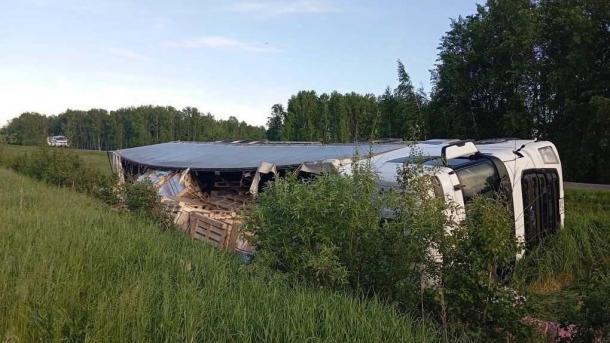 В Омской области в ДТП с грузовиком погиб водитель, его 14-летняя дочь в больнице