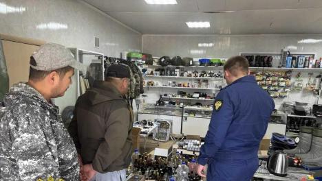 Удочки, крючки и… алкоголь: в рыболовном магазине под Новосибирском торговали контрафактом из-под полы