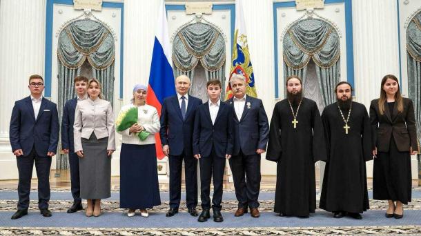 Владимир Путин наградил орденом «Родительская слава» семью врача из Новосибирска