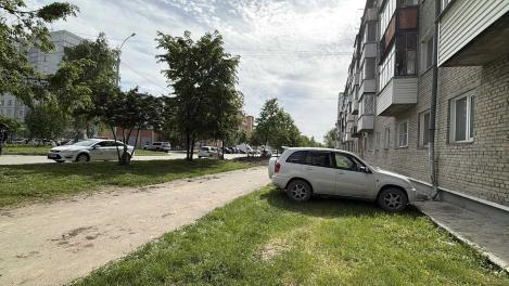 Пенсионер на Toyota RAV4 погиб после наезда на жилой дом в Новосибирске