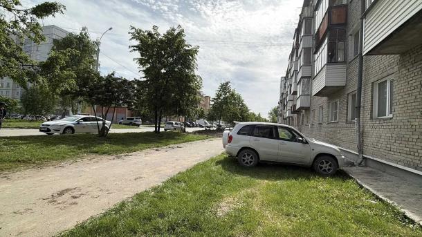 Пенсионер на Toyota RAV4 погиб после наезда на жилой дом в Новосибирске