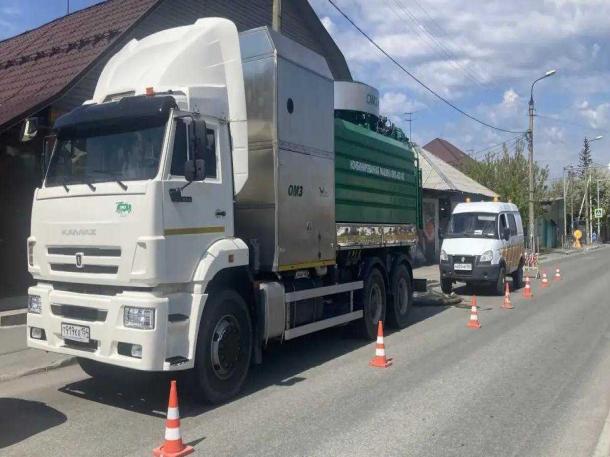 На улицы Новосибирска вышла новая каналопромывочная машина
