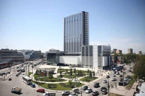 «Примитивное здание. Позорище»: новосибирцы возмутились новой гостиницей на площади Маркса