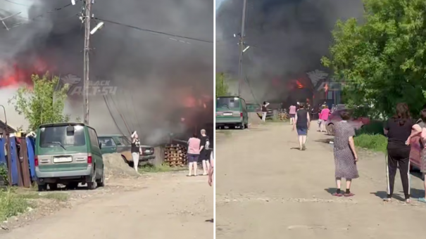 В городе Обь под Новосибирском загорелись несколько частных домов — огонь прошёл по трём строениям