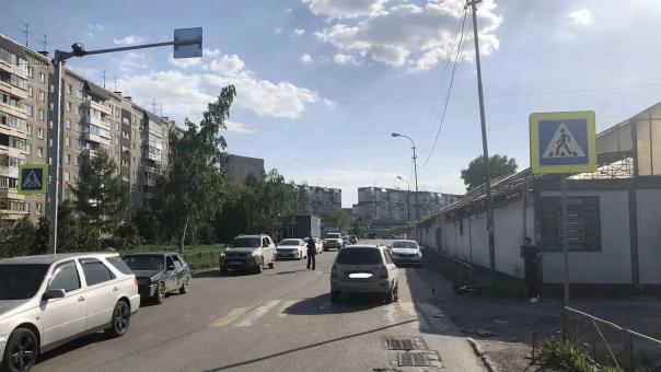 В Новосибирске сбили двоих подростков на электросамокате — они пересекали дорогу по «зебре» не спешившись