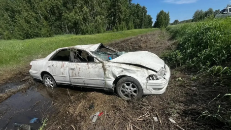 В Омской области пьяный водитель без прав устроил аварию-перевёртыш с ребёнком в салоне