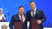 Губернатор Хоценко подписал соглашения о партнёрстве с тремя регионами на ПМЭФ-2026