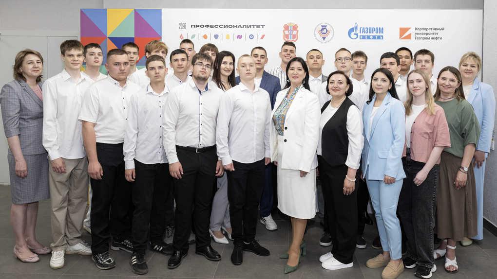 Студенты омского колледжа прошли ускоренное обучение на оператора установки ОНПЗ